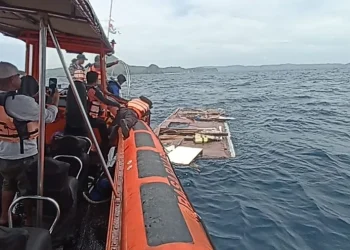 Indonesia reanuda la búsqueda de un español y tres de sus hijos tras un naufragio