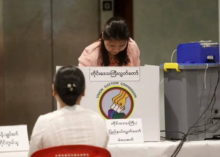 Abren los centros de votación en Birmania para unas elecciones sin oposición prodemocrática