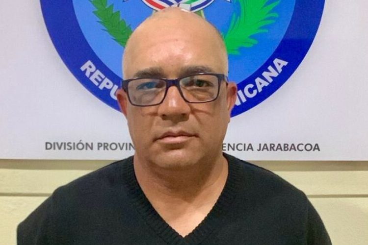 Caen presunto usurpador de Dintel mientras conducía un Mustang en Paso Bajito, Jarabacoa