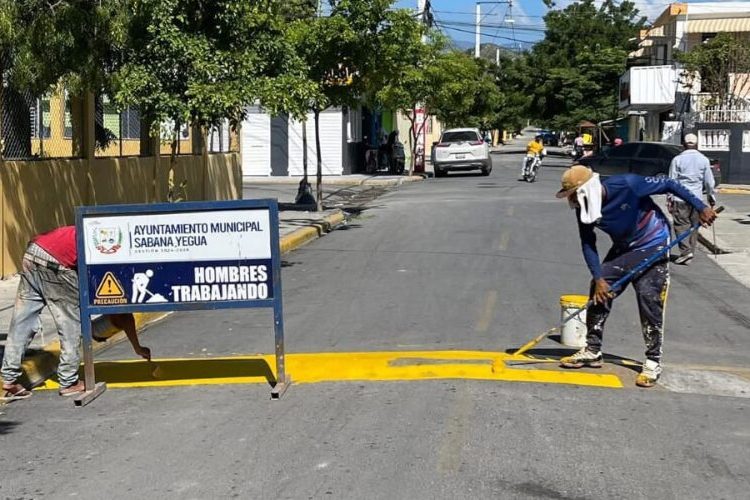 Alcaldía de Sabana Yegua ejecuta operativo de embellecimiento de calles por Navidad