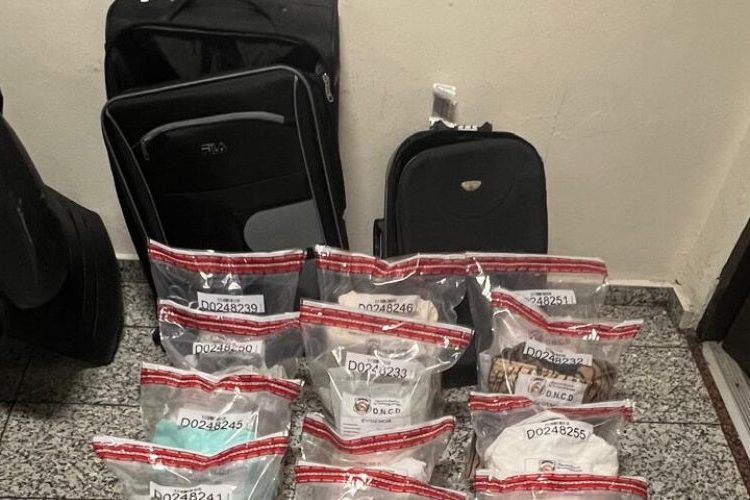 DNCD interviene francés con 55 prendas de vestir impregnadas de presunta cocaína