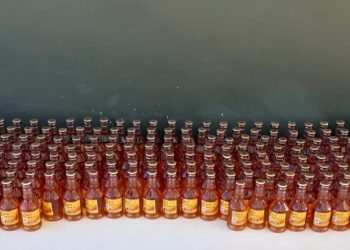 Ejército ocupa 288 unidades de ron ilícito en Loma de Cabrera, Dajabón