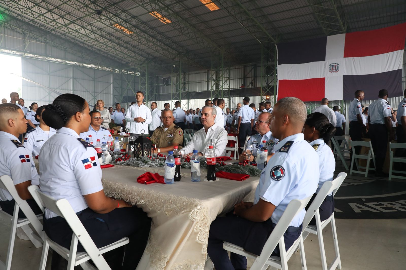 Presidente Abinader almuerza con oficiales y soldados de la Armada y Fuerza Aérea | 2 | Presidente Abinader almuerza con oficiales y soldados de la Armada y Fuerza Aérea - Noticias de hoy en República Dominicana | De Último Minuto