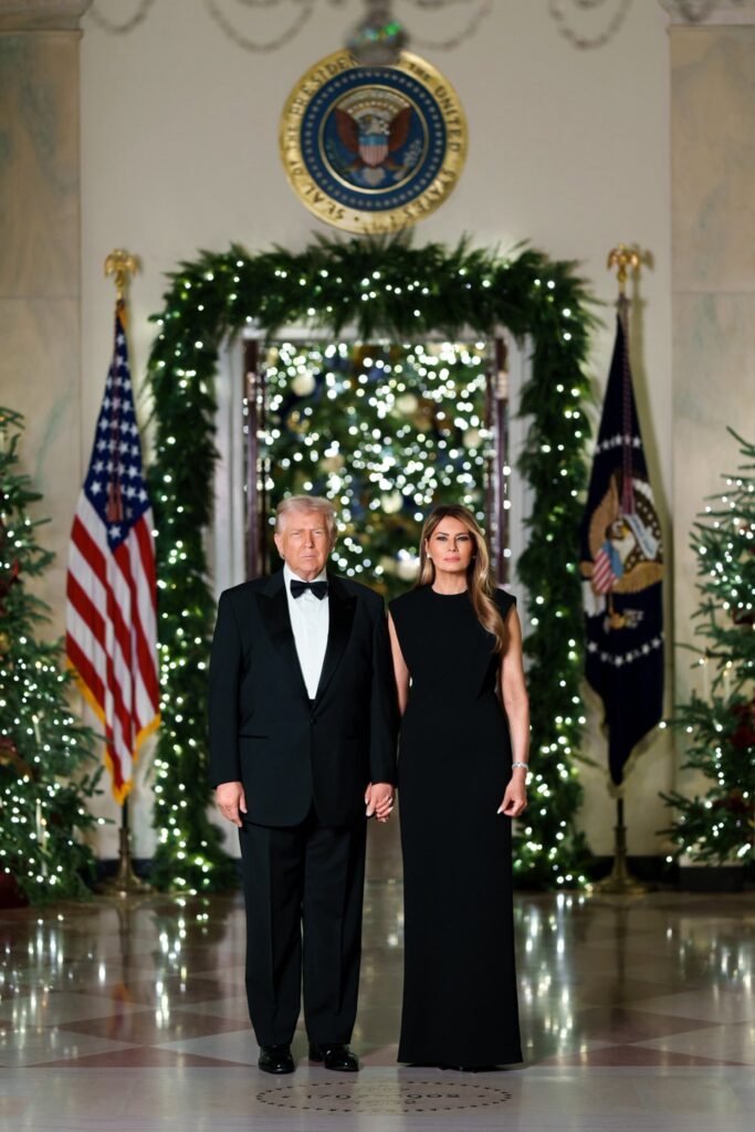 Serios, vestidos de negro y entre luces navideñas: la postal de Navidad de los Trump | 2 | Serios, vestidos de negro y entre luces navideñas: la postal de Navidad de los Trump - Noticias de hoy en República Dominicana | De Último Minuto