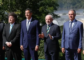 Milei cierra 2025 como el presidente de Suramérica con mejor imagen, aunque todos cargan un alto rechazo