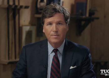 Periodista Tucker Carlson afirma que Trump anunciará la guerra con Venezuela esta noche