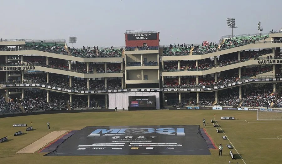 Seguidores de Lionel Messi esperan su llegada en el estadio Arun Jaitley en Nueva Delhi. 