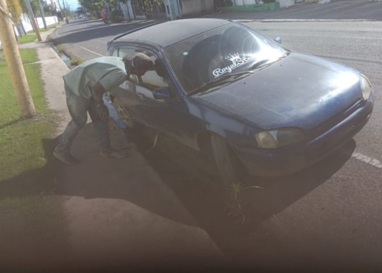 Recuperan vehículo sustraído en La Vega tras persecución policial