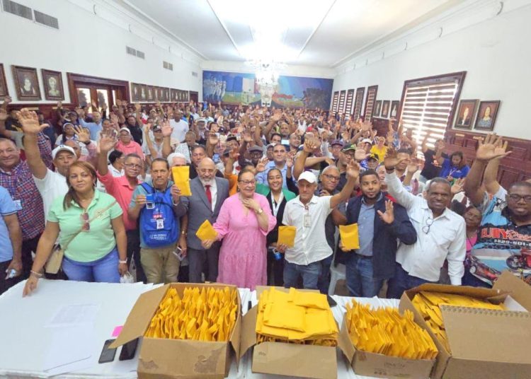 Gobernadora Rosa Santos inicia entrega de bonos navideños a más de 200 juntas de vecinos en Santiago