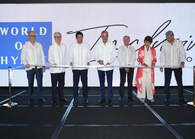 Abinader asiste a inauguración de los hoteles Dreams y Secrets Playa Esmeralda