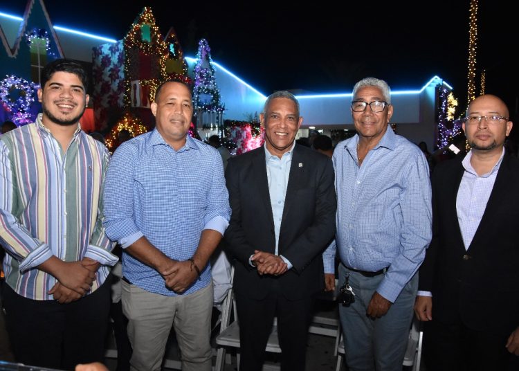 Franklin Romero encabeza encendido luces navideñas Oficina de Gestión Senatorial Duarte