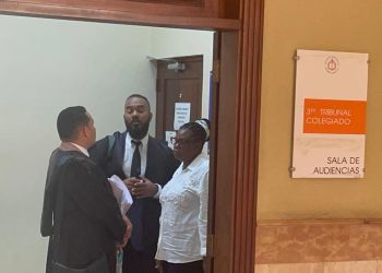 Madre de Stephora acude a audiencia acompañada de sus abogados