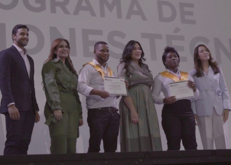 Fundación Hestia gradúa 220 nuevos técnicos y celebra su décimo aniversario