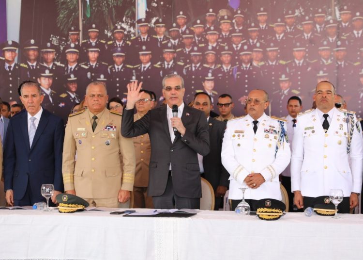 Abinader encabeza cuadragésima octava graduación de 64 nuevos cadetes de la PN