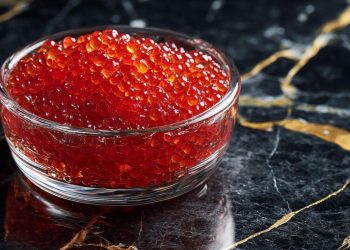 Detienen a una joven rusa por robar 22 tarros de caviar rojo para comérselos