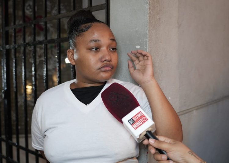 Madre denuncia abuso médico y retención de su bebé en la Plaza de la Salud