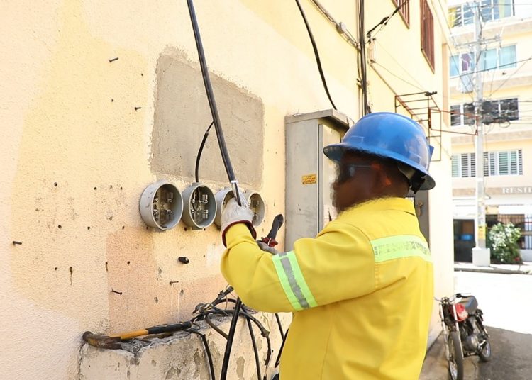 Edeeste llama a denunciar brigadas contratistas que cobren dinero para brindar servicio eléctrico