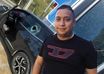 Atacan a tiros vehículo de joven para despojarlo de prendas en intento de atraco al salir de Navarrete