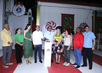 Mao enciende la Navidad con la apertura oficial del Parque Mágico