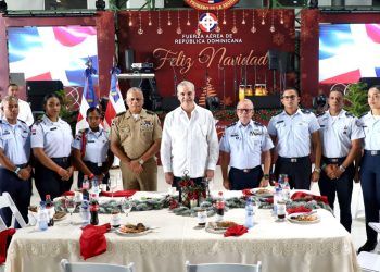 Presidente Abinader almuerza con oficiales y soldados de la Armada y Fuerza Aérea