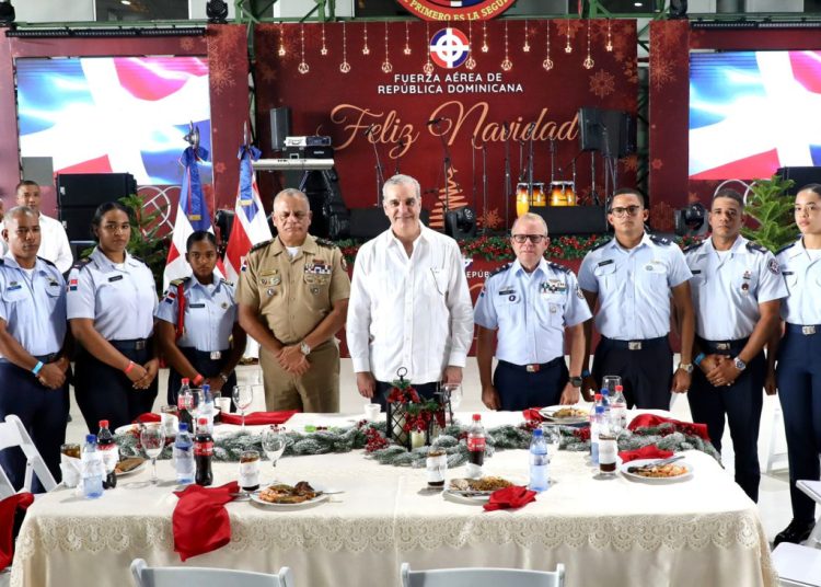 Presidente Abinader almuerza con oficiales y soldados de la Armada y Fuerza Aérea
