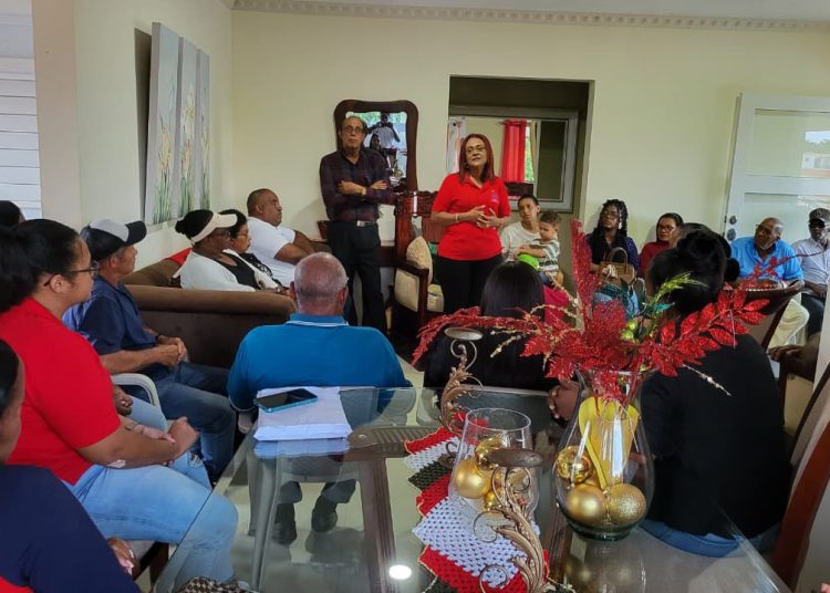 Gobernadora de Samaná continúa con la ruta de La Brisita Navideña entregando bonos a las juntas de vecinos del distrito municipal Las Galeras