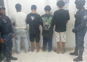 Policía detiene en flagrante delito a dos hombres y recupera motocicleta, celulares y otras pertenencias en Sabana Perdida, SDN