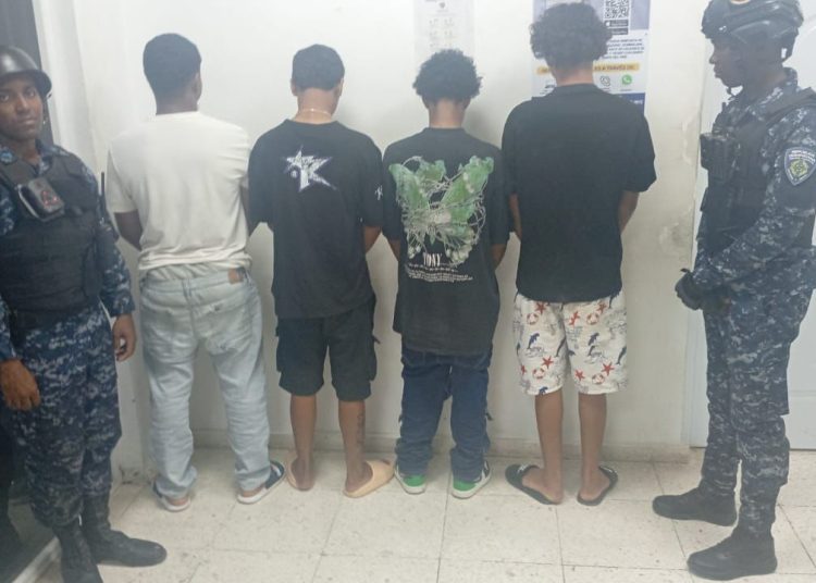 Policía detiene en flagrante delito a dos hombres y recupera motocicleta, celulares y otras pertenencias en Sabana Perdida, SDN