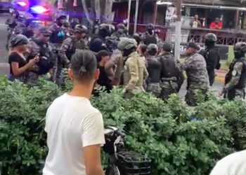 Marcha pacífica en El Limón Villa González termina con arrestos de cinco maestros por muerte de joven deportista