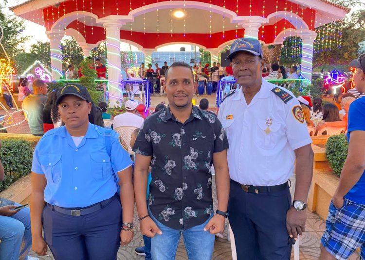 Alcalde Héctor Figaris encabeza concierto navideño en Monte Plata