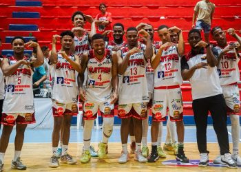 Buitres y Lobos golpean primero en el inicio de las semifinales del Torneo de Baloncesto Superior de San Cristóbal