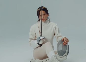 La cantante, compositora y productora ganadora del Grammy, Rosalía, lanza el video de “La Perla”.