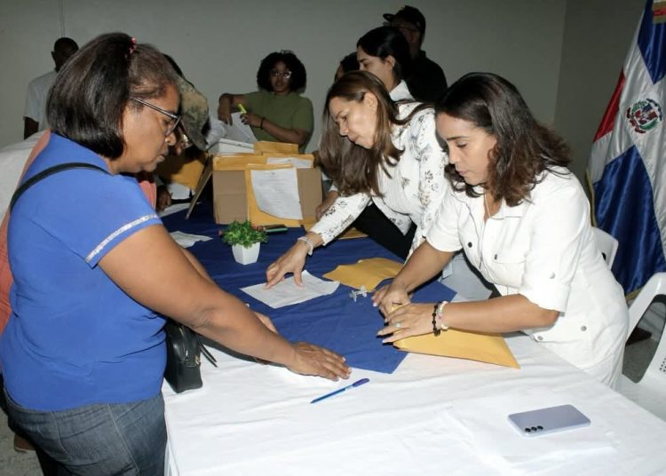 Gobernación de Azua entrega bonos navideños a juntas de vecinos