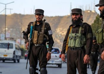 Matan policía y a civil en ataque contra equipo en Pakistán