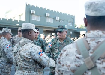 Ministro de Defensa recorre unidades del Ejército en la zona fronteriza y lleva mensaje de reconocimiento