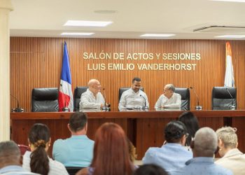 Senador Pedro Catrain participa en reflexión sobre desarrollo de Las Terrenas