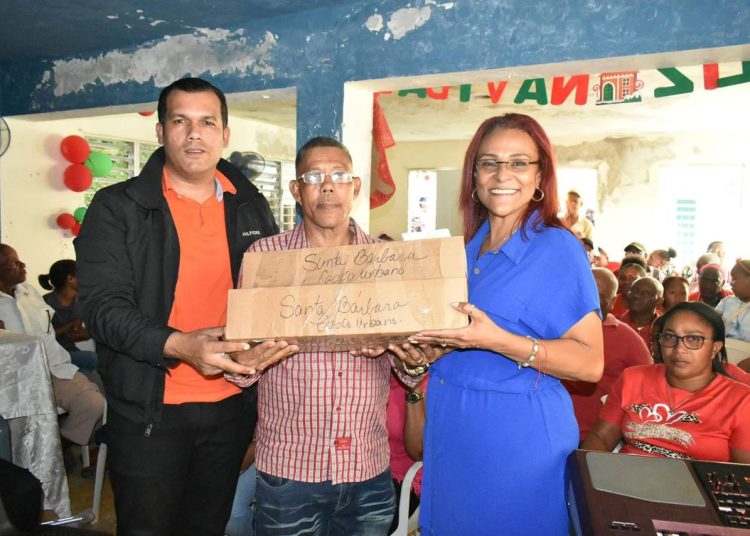 Gobernadora entrega bonos navideños a 49 juntas de vecinos de Samaná