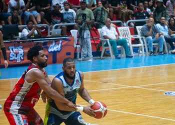 Pueblo Nuevo y Lobos de Canastica se imponen en dramática jornada semifinal del Torneo de Baloncesto Superior de San Cristóbal