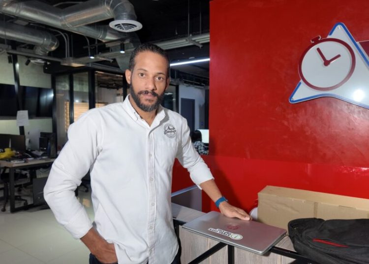 De Último Minuto entrega mochila extraviada a joven