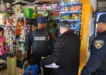 PN y MP ocupan cigarrillos ilegales, cargador y municiones para fusil durante allanamientos en Salcedo