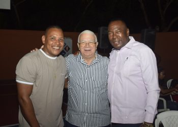 Regidor Leandro Polanco Medina lleva alegría y solidaridad a la comunidad de La Caleta con cena navideña