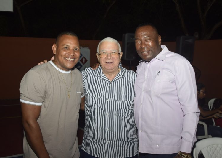 Regidor Leandro Polanco Medina lleva alegría y solidaridad a la comunidad de La Caleta con cena navideña