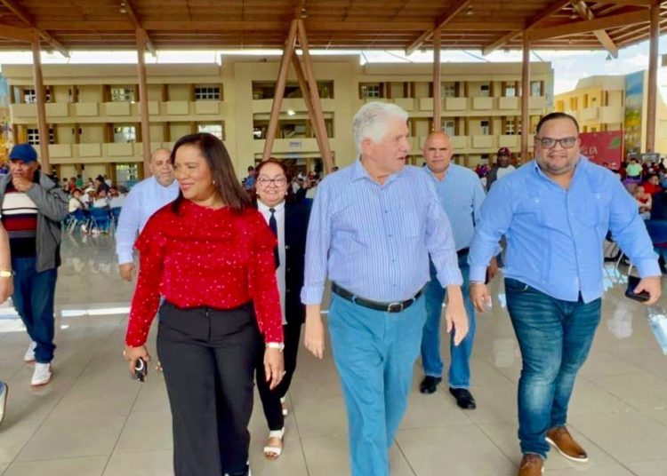 Eduardo Estrella comparte “Brisita Navideña” con comunitarios de Bonao