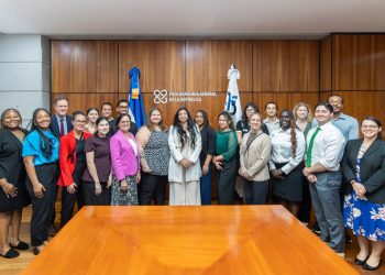 Procuradora General recibe a estudiantes de Derecho de la Creighton University
