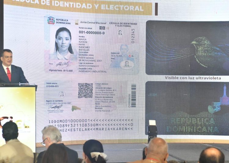 La JCE presenta diseño de las nuevas cédulas a periodistas, comunicadores y líderes de opinión