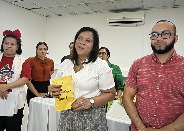 Gobernadora Adela Tejada entrega Bonos Navideños a juntas de vecinos de Bonao
