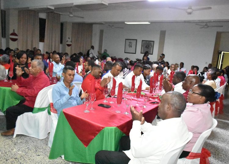 Alcalde Nelson Núñez encabeza almuerzo navideño con pastores evangélicos en Samaná