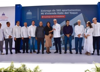 Presidente Abinader entrega 180 viviendas, inaugura escuela y hospital en Santiago