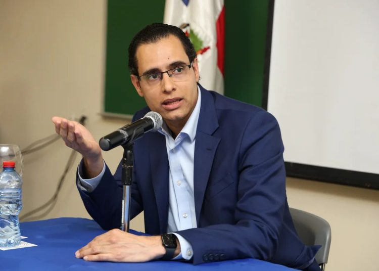 El economista Juan Ariel Jiménez destaca salud del sistema financiero nacional