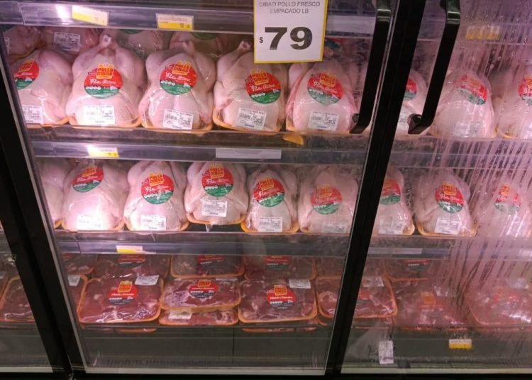 El precio del pollo se sitúa en RD$79 la libra en supermercados durante la temporada navideña